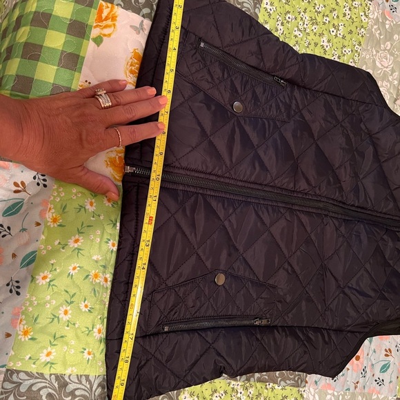 Quilted Black Vest with Zipper Pockets - Picture 5 of 5